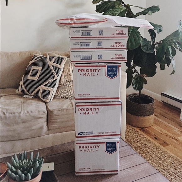 Welcome to my Closet!✨ Happy Poshing!✨ - Picture 4 of 4